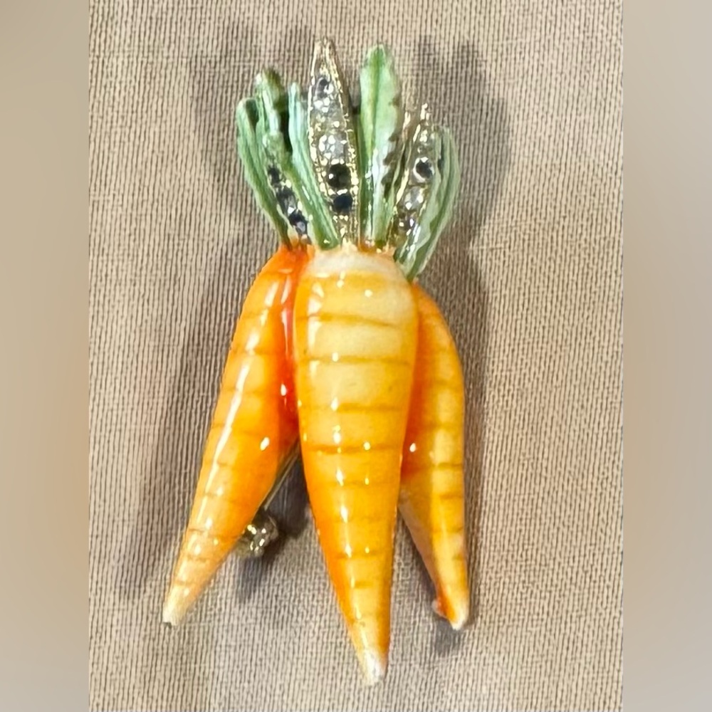 HARGO Vintage Carrot Brooch